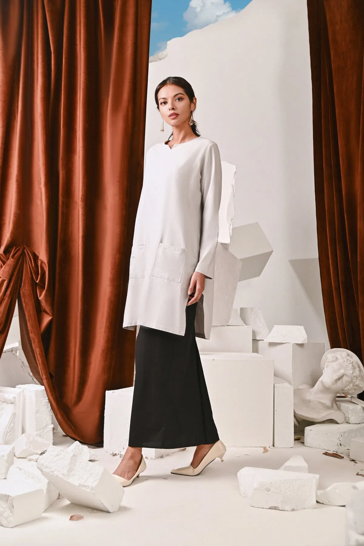 The Kita Menang Women Back Pleats Skirt - Black